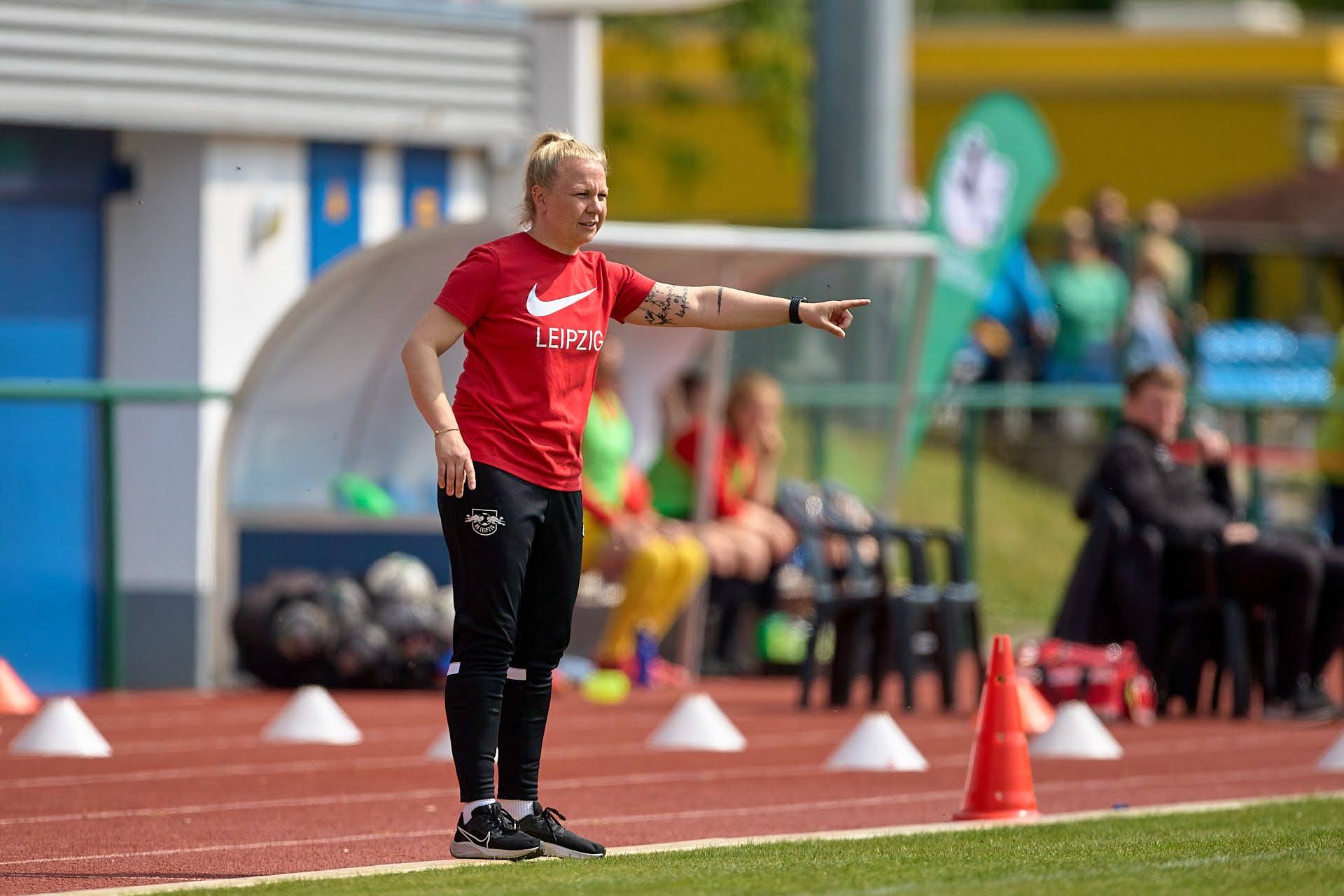 Read more about the article „Auf einmal war klar: Ok, du bist Trainerin“ – Katja Greulich über ihren Weg in den Profifußball