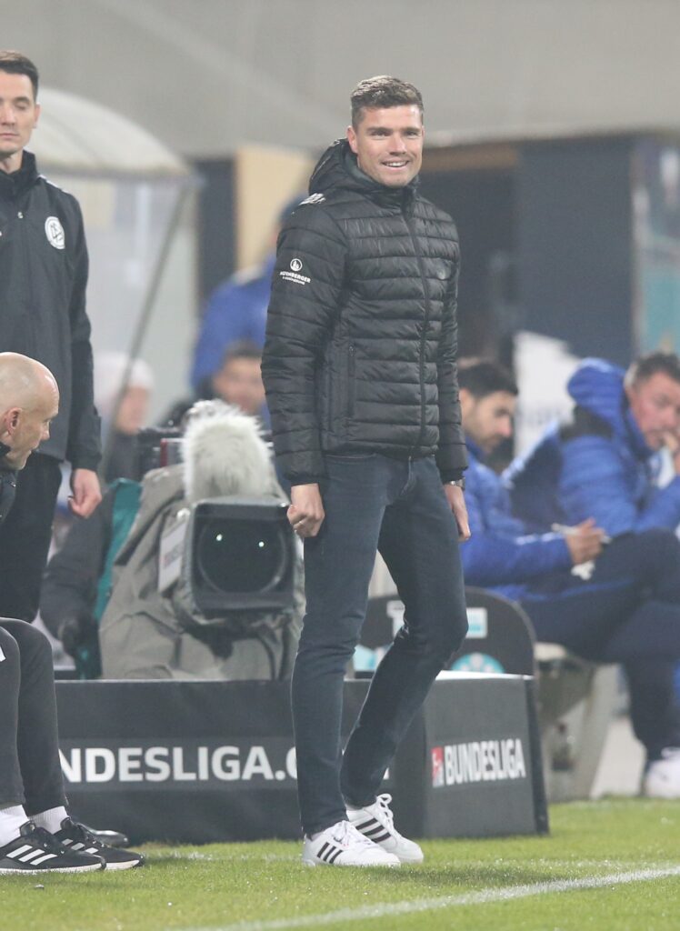 Robert Klauß als Cheftrainer des 1. FC Nürnberg am Spielfeld 2021 